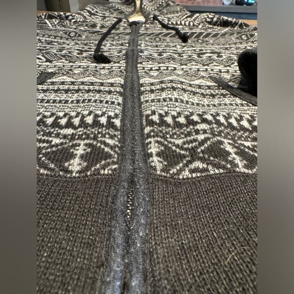American Eagle Knit Black & White Aztec
Print Zip Up hoodie - Picture 7 of 9